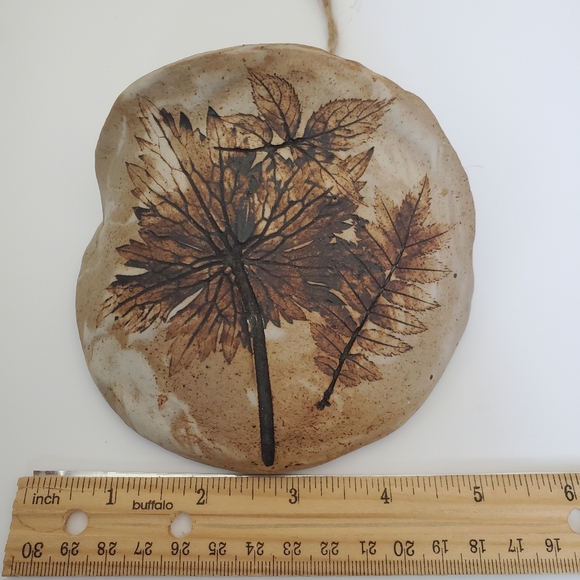 Studio Pottery Wall Pocket Embossed Leaves Signed Garnet - Picture 11 of 12